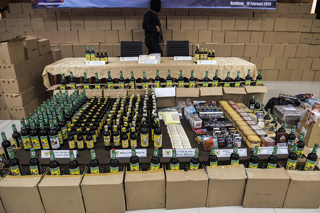 Bea dan Cukai Jawa barat berhasil melakukan penindakan terhadap produksi ilegal barang kena cukai berupa alat produksi minuman, 6.908 minuman mengandung etil alkohol, 2.085 keping pita cukai.