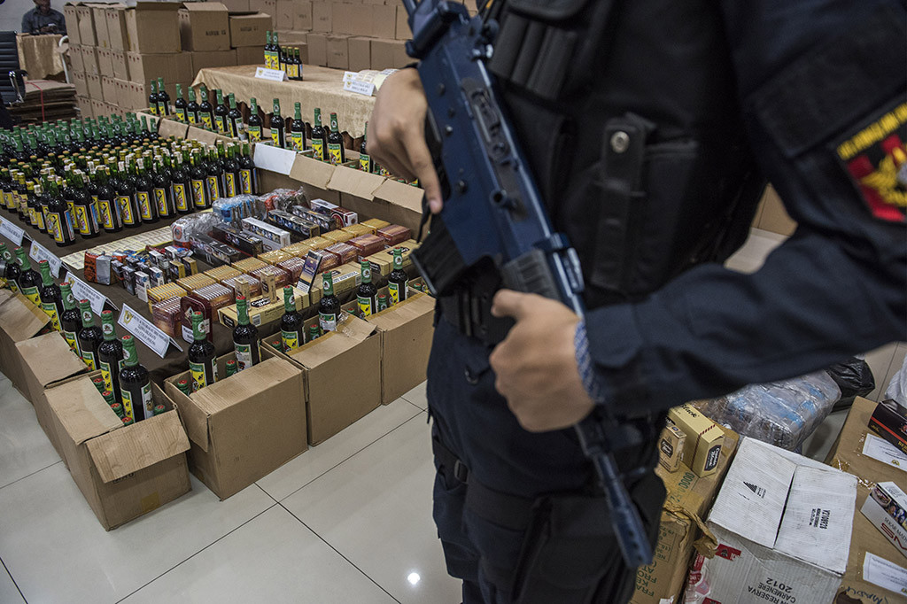 Petugas juga menyita dua unit mobil, 25.568 batang rokok tanpa cukai, 222.100 gram tembakau iris impor dan lokal dan menangkap dua orang tersangka. 