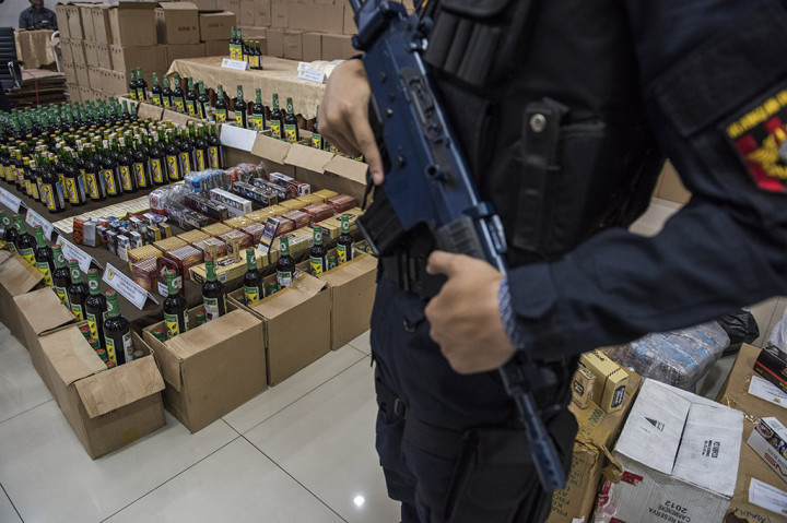 Petugas juga menyita dua unit mobil, 25.568 batang rokok tanpa cukai, 222.100 gram tembakau iris impor dan lokal dan menangkap dua orang tersangka. 