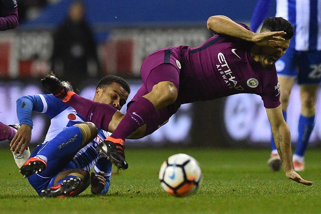 Pada awal babak pertama, pemain kedua kesebelasan saling melancarkan serangan. Namun gagal mencetak gol akibat ketatnya pertahanan masing-masing.