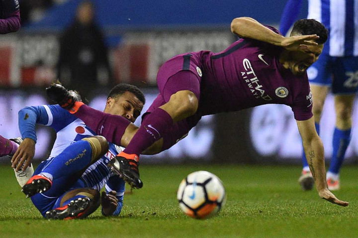 Pada awal babak pertama, pemain kedua kesebelasan saling melancarkan serangan. Namun gagal mencetak gol akibat ketatnya pertahanan masing-masing.