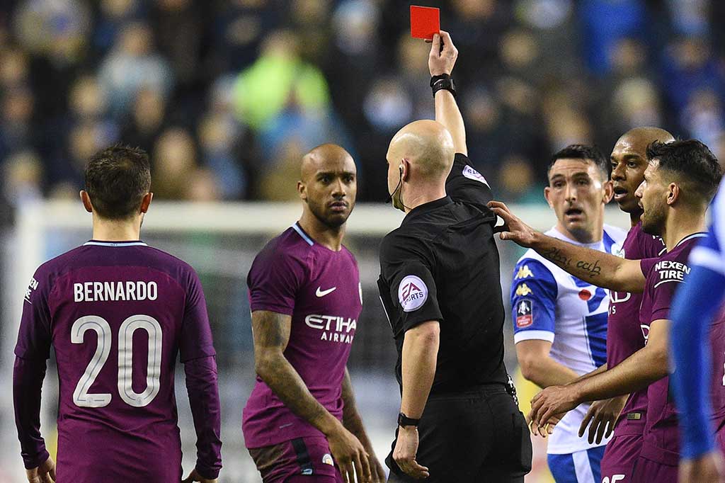 Wasit mengganjar kartu merah terhadap Delph akibat pelanggarannya tersebut.