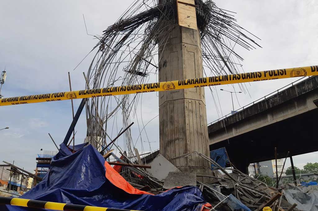 Puing-puing akibat ambruknya  'bekisting pierhead' proyek Tol Becakayu berserakan di tanah, Selasa, 20 Februari 2018.