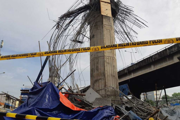 Puing-puing akibat ambruknya  'bekisting pierhead' proyek Tol Becakayu berserakan di tanah, Selasa, 20 Februari 2018.