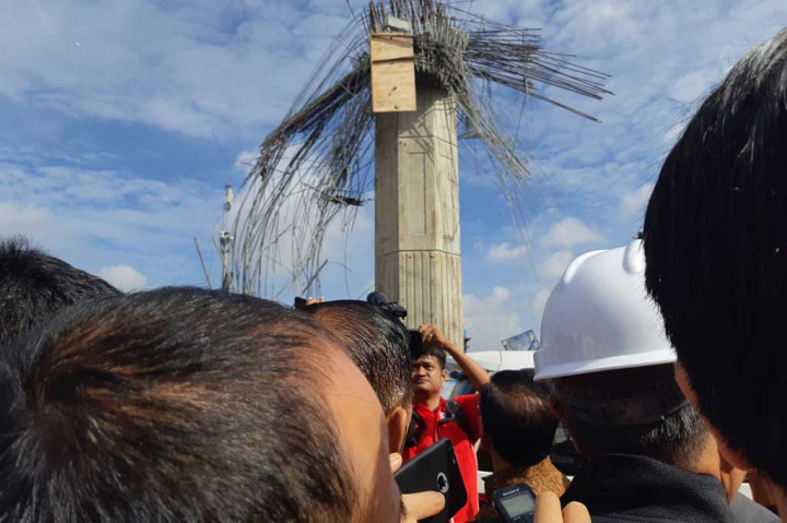 Pihak kepolisian sedang menyelidiki penyebab peristiwa tersebut dengan memeriksa lokasi maupun meminta keterangan sejumlah saksi.