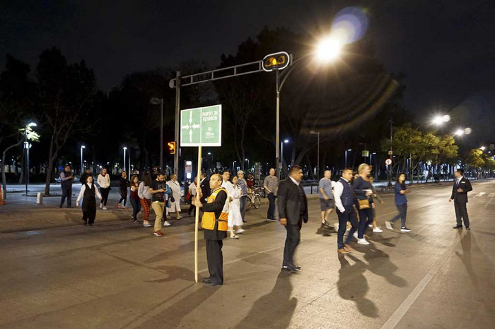 Warga berhamburan keluar rumah pada Senin 19 Februari 2018 dini hari waktu setempat, setelah gempa susulan berkekuatan 5,9 SR mengguncang Mexico City.