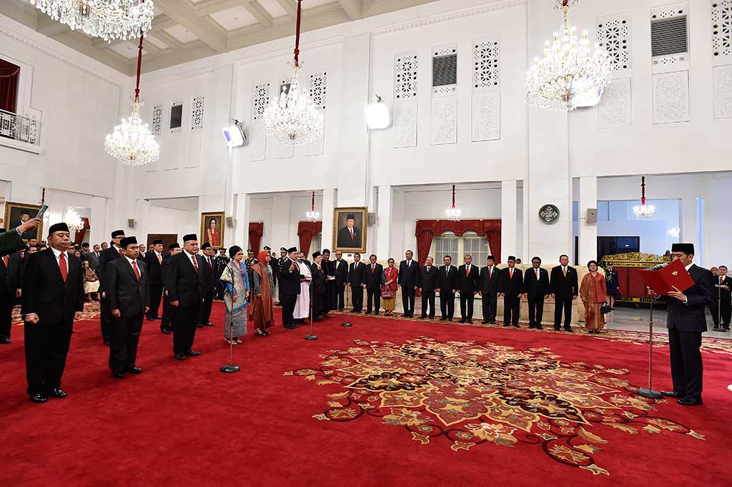 Presiden Joko Widodo (kanan) melantik 17 Duta Besar Luar Biasa dan Berkedudukan Penuh (LBBP) di Istana Negara, Jakarta, Selasa, 20 Februari 2018.