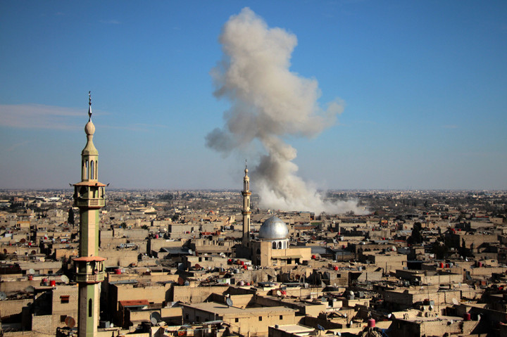 Eskalasi ini terjadi seiring pasukan pro-pemerintah Suriah diperkirakan akan segera memasuki wilayah Afrin yang dikuasai Kurdi, untuk memerangi pasukan Turki yang tengah melancarkan operasi militer di sana.