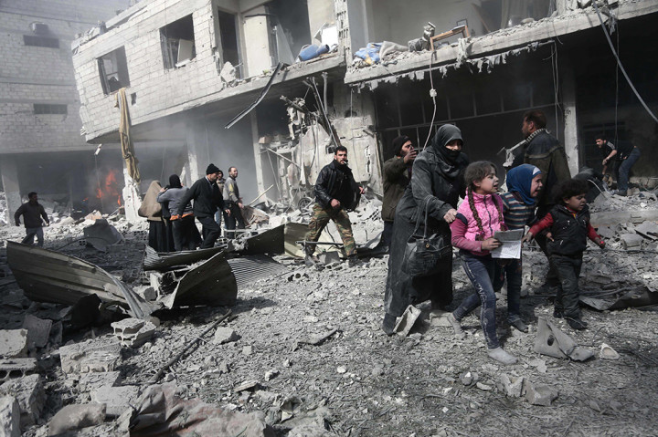 Serangkaian serangan udara, serangan roket dan artileri dilancarkan ke sejumlah kota di Ghouta Timur pada Senin (19/2) waktu setempat.