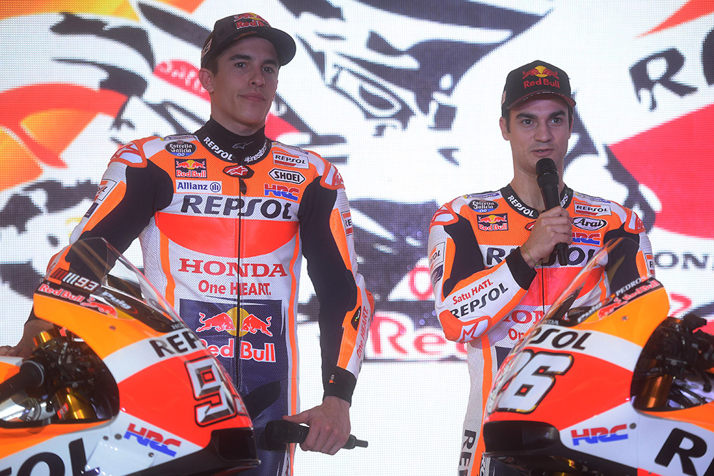 
Senada dengan Marquez, Pedrosa juga takjub melihat antusiasme yang ditunjukkan masyarakat Indonesia. Dia berharap berbagai dukungan bisa membuatnya semakin termotivasi untuk berprestasi pada MotoGP musim 2018.