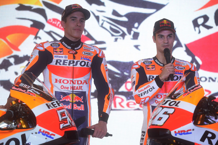 
Senada dengan Marquez, Pedrosa juga takjub melihat antusiasme yang ditunjukkan masyarakat Indonesia. Dia berharap berbagai dukungan bisa membuatnya semakin termotivasi untuk berprestasi pada MotoGP musim 2018.