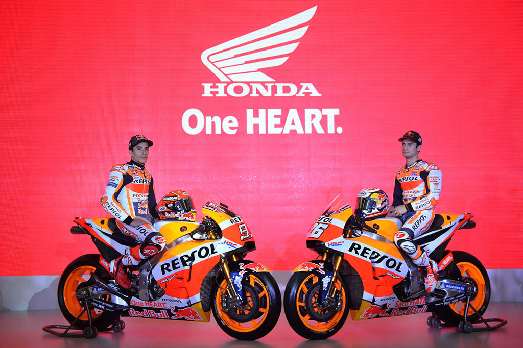 
Tampilan luar RC213V versi terbaru tidak banyak mengalami perubahan. Namun di bagian mesinnya, ada pengembangan yang membuat motor ini menjadi lebih agresif ketimbang tahun lalu.