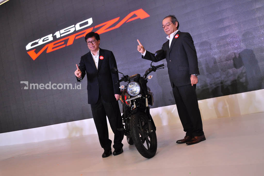 Petinggi PT Astra Honda Motor berpose kenalkan All New CB150 Verza.