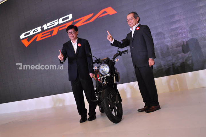 Petinggi PT Astra Honda Motor berpose kenalkan All New CB150 Verza.