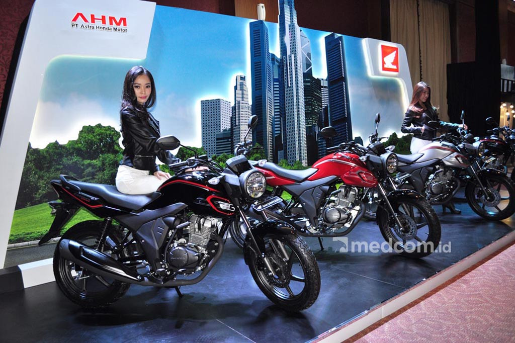 Model berpose dengan empat varian motor yang tersedia.