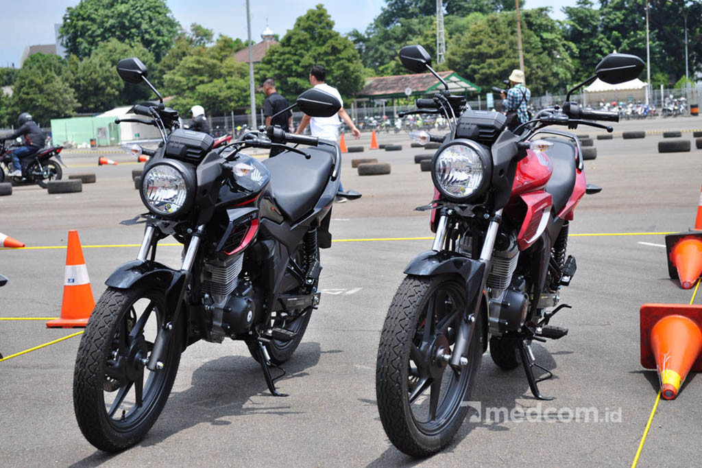 Motor ini tersedia dalam tiga warna dan opsi pelek jari-jari.