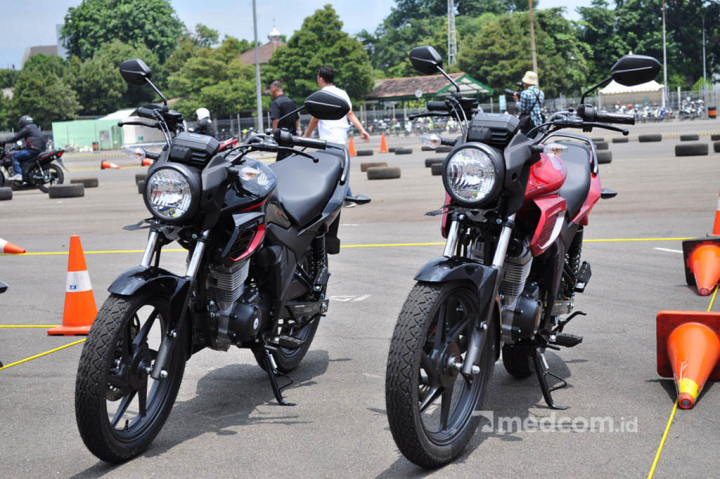 Motor ini tersedia dalam tiga warna dan opsi pelek jari-jari.