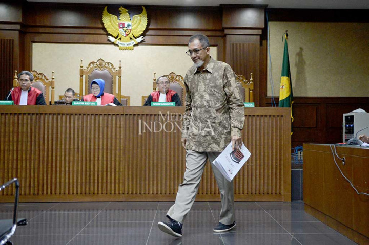 Nofel juga dituntut membayar denda sebesar Rp200 juta subsider tiga bulan kurungan dengan perintah agar terdakwa tetap ditahan. Menurut jaksa, tuntutan tersebut sama seperti isi dakwaan.