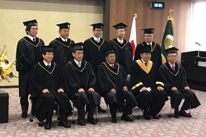 Wapres Jusuf Kalla berfoto bersama guru besar dan rektorat Universitas Hiroshima Jepang. Bagi JK, ini menjadi gelar doktor kehormatan (honoris causa) ke-11 yang diterimanya dari berbagai universitas terkemuka di dalam maupun luar negeri.