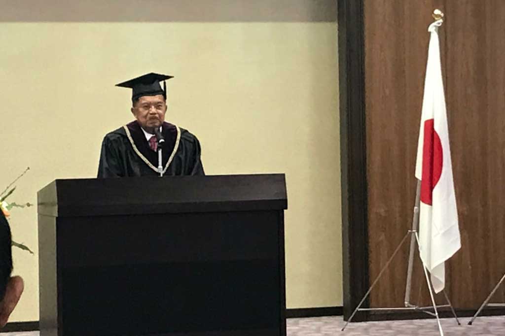 Wapres Jusuf Kalla memberikan sambutan usai menerima gelar Doktor Honoris Causa (DHC) di bidang perdamaian dan pembangunan dari Universitas Hiroshima, Jepang, Rabu, 21 Februari 2018.