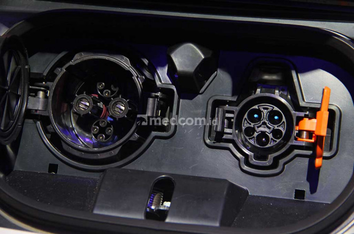 Selain soal mesin, hal istimewa lain yang terdapat di Nissan Leaf adalah soal port charging-nya. Selain bisa digunakan untuk melakukan pengisian baterai mobil, juga bisa digunakan sebagai sumber tenaga atau powerbank. Bisa digunakan ketika lampu di rumah mati dan lain sebagainya. medccom.id/Ahmad Garuda