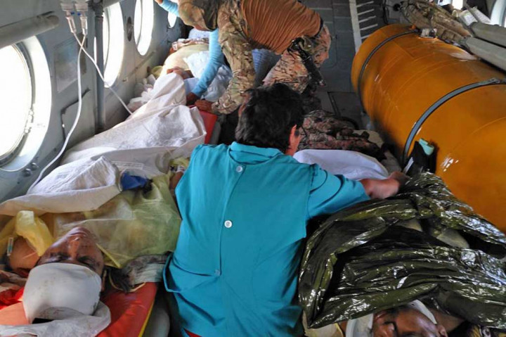 Tim penyelamat menggunakan helikopter militer untuk mengangkut 11 korban luka serius ke ibu kota regional Arequipa.