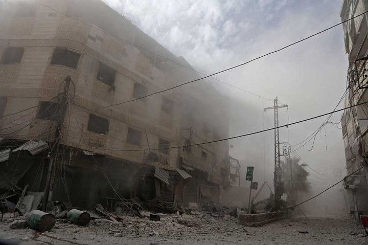 Serangan udara yang dilakukan pasukan pemerintah Suriah menghujani Kota Hamouria, Ghouta Timur yang dikuasai pemberontak, Rabu, 21 Februari 2018.