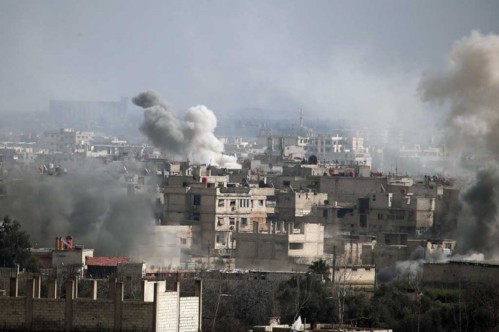 Ghouta timur, distrik padat penduduk dan bermata pencarian di bidang pertanian di pinggiran kota Damaskus, adalah kawasan utama terakhir dekat ibu kota itu yang masih di bawah kendali pejuang. Kampung halaman bagi 400 ribu orang tersebut dikepung pasukan pemerintah selama beberapa tahun.