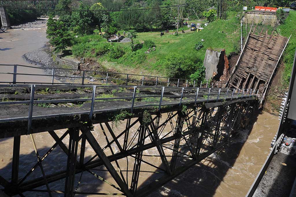 Kondisi jembatan Progo lama di Kranggan,Temanggung, Jateng, yang runtuh pada Rabu, 21 Februari 2018 malam. ANTARA/Anis Efizudin