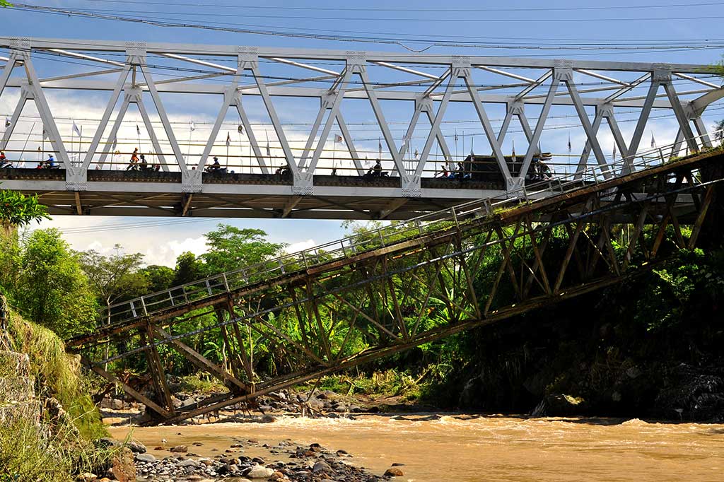 Menurut saksi mata, jembatan bersejarah tempat pembantaian ribuan rakyat Indonesia oleh penjajah Belanda itu roboh sekitar pukul 22.00 WIB saat terjadi hujan deras. ANTARA/Anis Efizudin