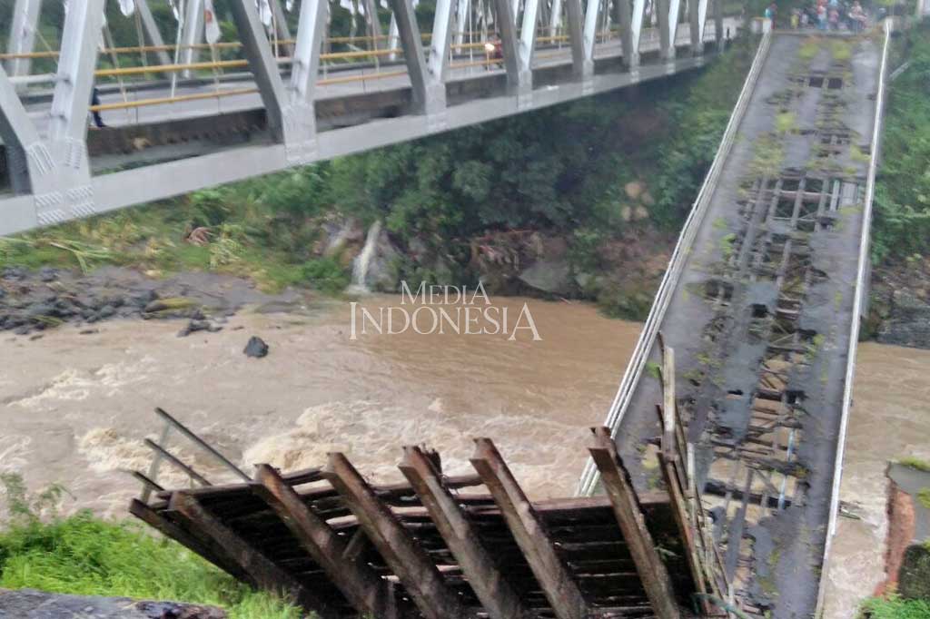 Robohnya jembatan yang dibangun pada 1912 dan sudah tidak difungsikan puluhan tahun karena kondisinya yang sudah memprihatinkan tersebut diduga akibat fondasi tergerus banjir. MI/Tosiani