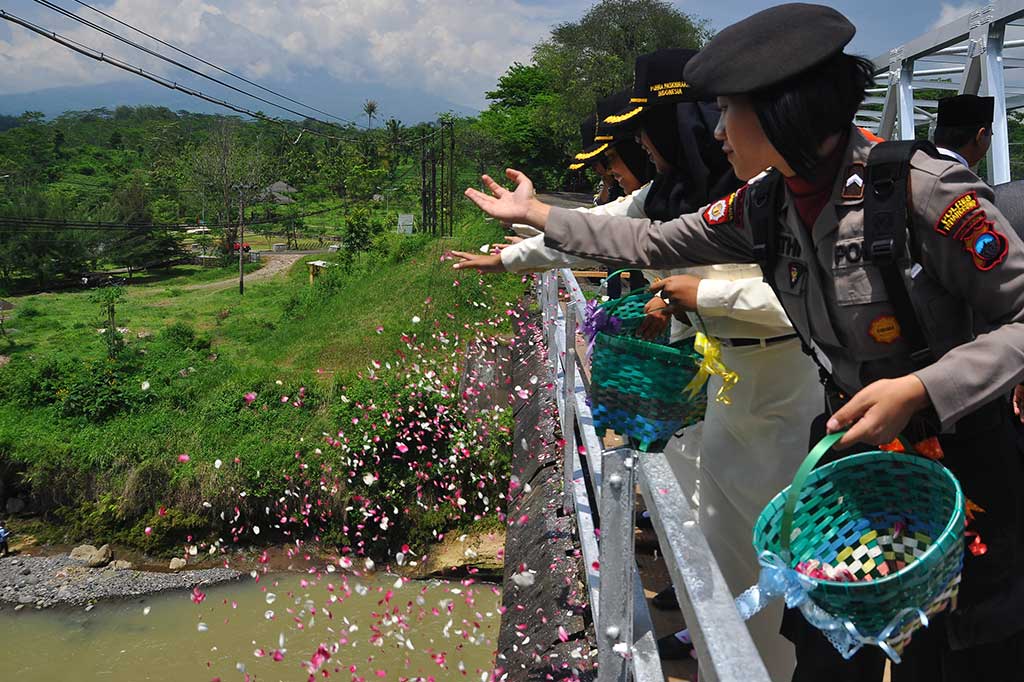 Jembatan bersejarah tersebut setiap 10 November selalu digunakan untuk tabur bunga guna memperingati gugurnya ribuan pejuang dalam mempertahankan kemerdekaan RI. Polisi wanita bersama pelajar melakukan tabur bunga pada 10 November 2017 lalu. ANTARA/Anis Efizudin
