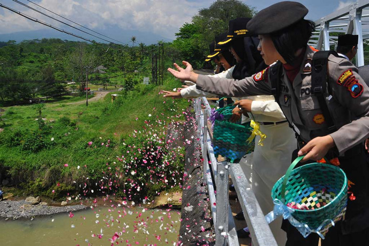 Jembatan bersejarah tersebut setiap 10 November selalu digunakan untuk tabur bunga guna memperingati gugurnya ribuan pejuang dalam mempertahankan kemerdekaan RI. Polisi wanita bersama pelajar melakukan tabur bunga pada 10 November 2017 lalu. ANTARA/Anis Efizudin