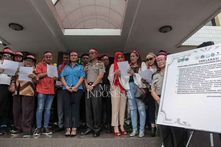 Jajaran selebritas, manajemen, dan produser bersama Polres Metro Jakarta Selatan mendeklarasikan gerakan pekerja entertainment anti narkoba. 