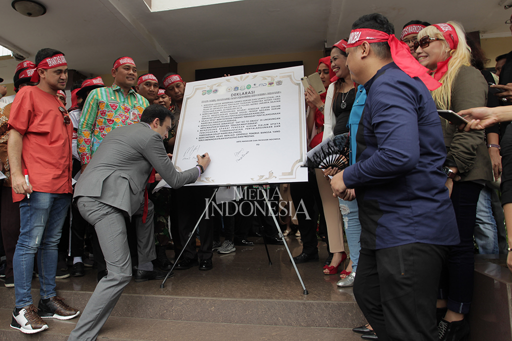 Dalam deklarasi itu juga ditandatangani perjanjian berhenti dari dunia hiburan jika terbukti menggunakan narkoba.
