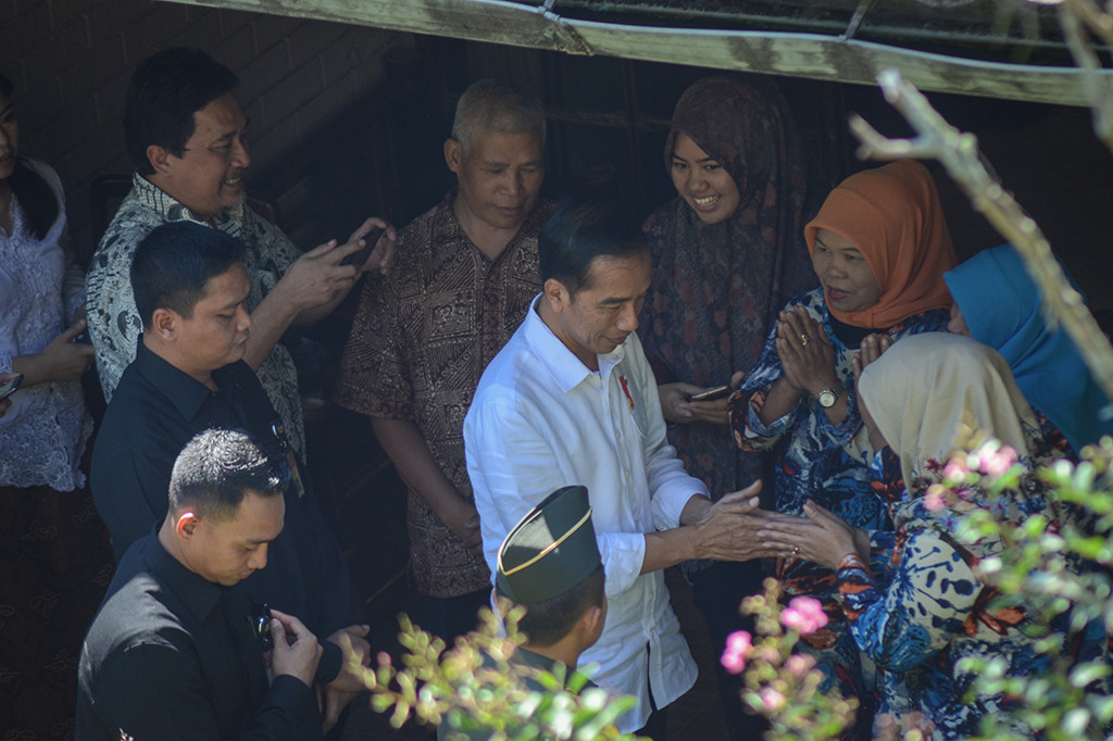 Selain itu, Presiden Joko Widodo menyempatkan untuk menjenguk  mantan Gubernur Jawa Barat periode 1970-1974, Solihin Gautama Purwanegara, yang tengah terserang stroke. ANTARA/Raisan Al Farisi
