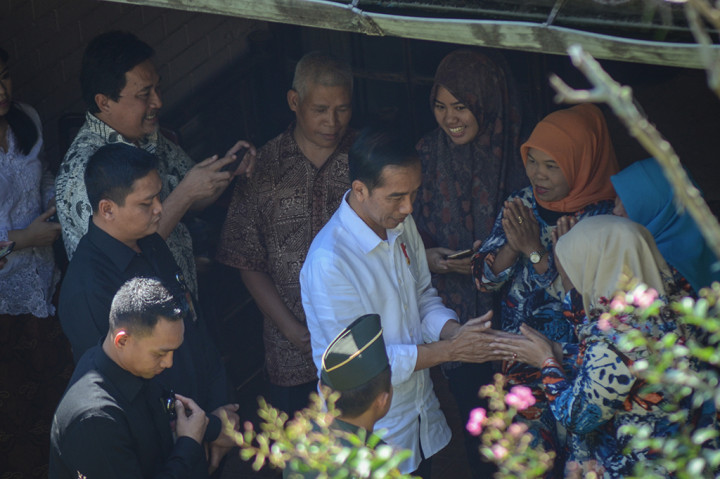 Selain itu, Presiden Joko Widodo menyempatkan untuk menjenguk  mantan Gubernur Jawa Barat periode 1970-1974, Solihin Gautama Purwanegara, yang tengah terserang stroke. ANTARA/Raisan Al Farisi