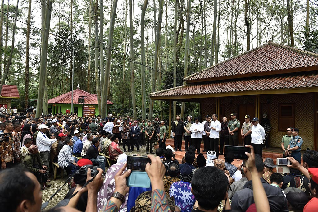 Presiden Joko Widodo berdialog dengan masyarakat di kawasan Daerah Aliran Sungai Citarum, di Kertasari, Kabupaten Bandung, Jawa Barat. Presiden mengapresiasi kerja sama warga yang turut aktif dalam upaya revitalisasi DAS Citarum. ANTARA/Puspa Perwitasari