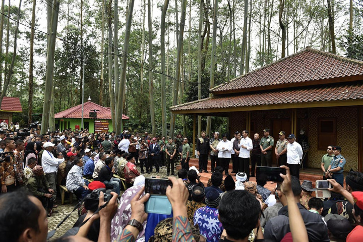 Presiden Joko Widodo berdialog dengan masyarakat di kawasan Daerah Aliran Sungai Citarum, di Kertasari, Kabupaten Bandung, Jawa Barat. Presiden mengapresiasi kerja sama warga yang turut aktif dalam upaya revitalisasi DAS Citarum. ANTARA/Puspa Perwitasari