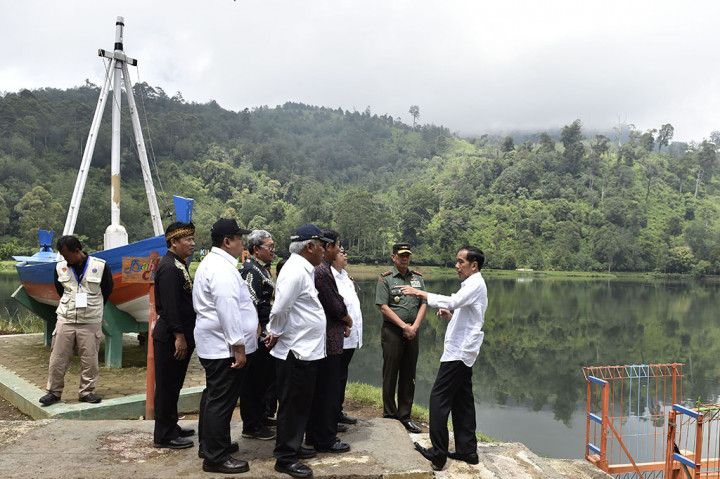 Presiden Joko Widodo (kanan) didampingi Menteri Lingkungan Hidup dan Kehutanan Siti Nurbaya (ketiga kanan), Menteri PUPR Basuki Hadimuljono (tengah), anggota Wantimpres Agum Gumelar (keempat kanan), dan Gubernur Jawa Barat Ahmad Heryawan (keempat kiri) meninjau Situ Cisanti di Kertasari, Kabupaten Bandung, Jawa Barat. ANTARA/Puspa Perwitasari