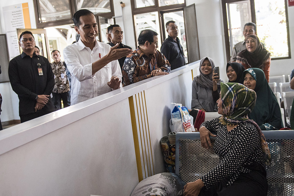 Presiden Joko Widodo berbincang dengan keluarga dan pasien saat kunjungan kerja ke Rumah Sakit Hasan Sadikin (RSHS) di Bandung, Jawa Barat. Kunjungan kerja tersebut dalam rangka memeriksa fasilitas dan pelayanan RSHS, termasuk pembayaran BPJS. ANTARA/M Agung Rajasa