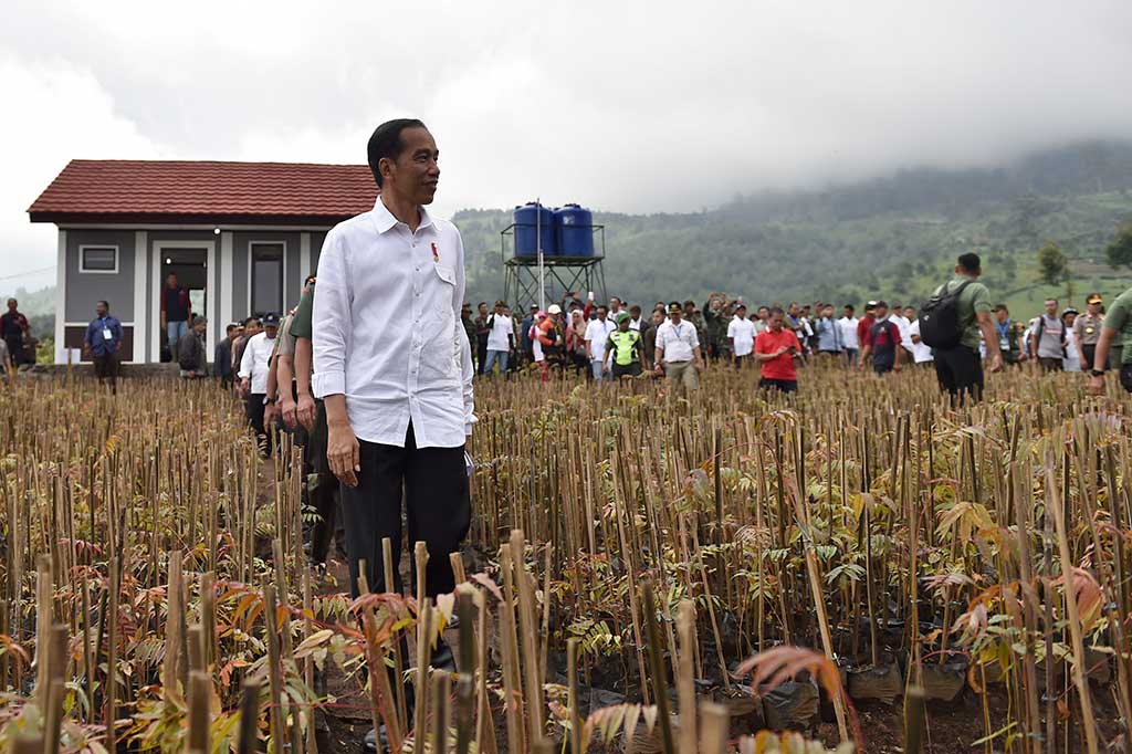 Presiden meninjau rumah percontohan di kawasan Hulu Sungai Citarum, Kertasari, Kabupaten Bandung.