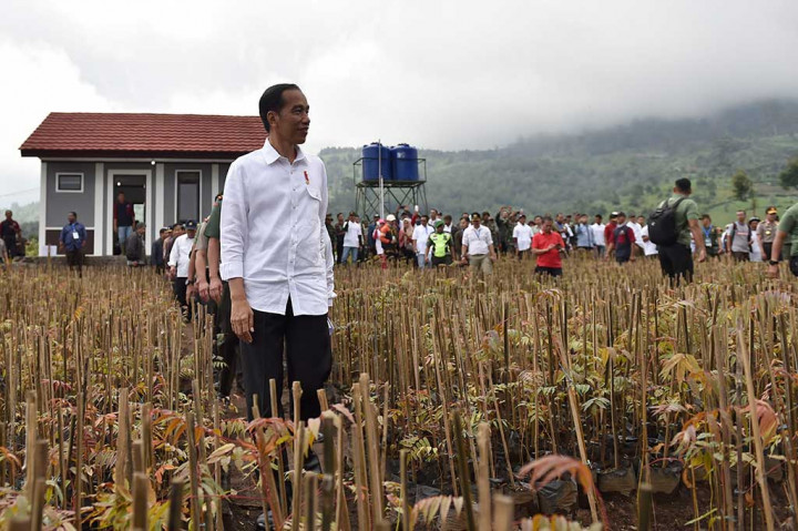 Presiden meninjau rumah percontohan di kawasan Hulu Sungai Citarum, Kertasari, Kabupaten Bandung.