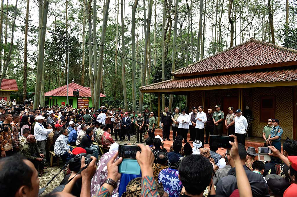 Presiden berdialog dengan masyarakat di kawasan Daerah Aliran Sungai Citarum, di Kertasari. Presiden mengapresiasi kerja sama warga yang turut aktif dalam upaya revitalisasi DAS Citarum.