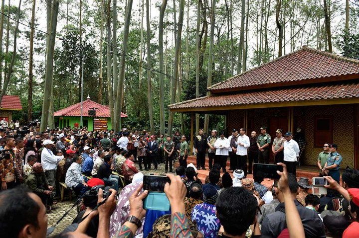 Presiden berdialog dengan masyarakat di kawasan Daerah Aliran Sungai Citarum, di Kertasari. Presiden mengapresiasi kerja sama warga yang turut aktif dalam upaya revitalisasi DAS Citarum.