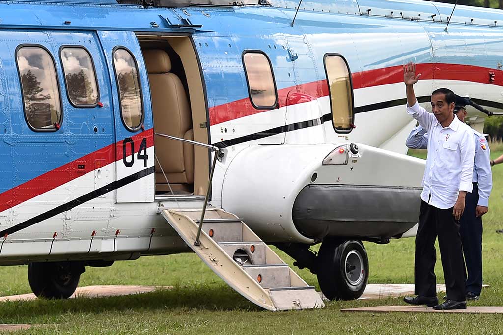 Presiden melambaikan tangan kepada masyarakat seusai mengunjungi kawasan Daerah Aliran Sungai Citarum di Kertasari.