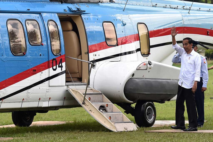 Presiden melambaikan tangan kepada masyarakat seusai mengunjungi kawasan Daerah Aliran Sungai Citarum di Kertasari.