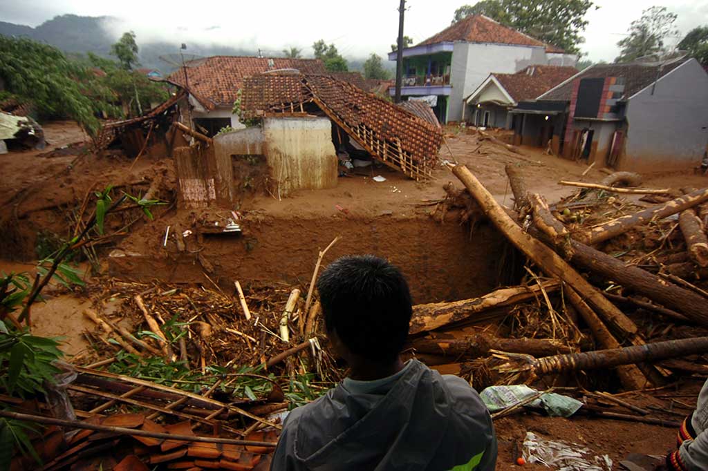 Sementara itu puluhan rumah di Desa Pasirpanjang hancur dan penuh lumpur akibat terkena material longsor bukit Gunung Lio.