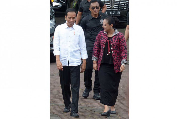 Presiden Jokowi berbincang dengan Bupati Tabanan Ni Putu Eka Wiryastuti saat penyerahanan sertifikat tanah di Taman Pujaan Bangsa Margarana, Tabanan.
