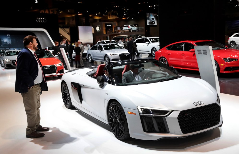 Audi R8 bermesin V10 ini harganya mulai USD 177 ribu. Anjloknya pasar AS berpengaruh besar terhadap penjualan global sportcar yang membintangi film Iron Man 3 ini. 